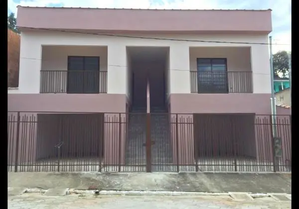 Casa com 2 quartos, área de serviço e garagem