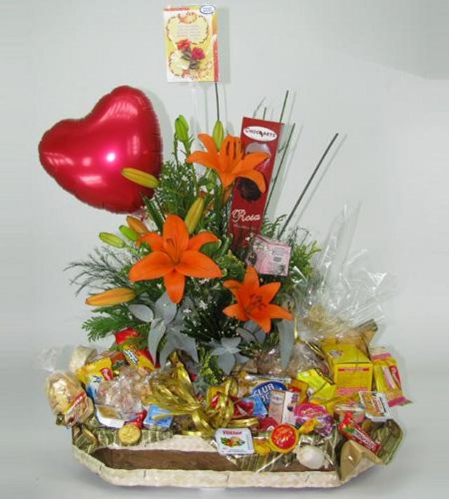 Coroas de flores, cestas de café, arranjo de flores, decoração de festa e eventos