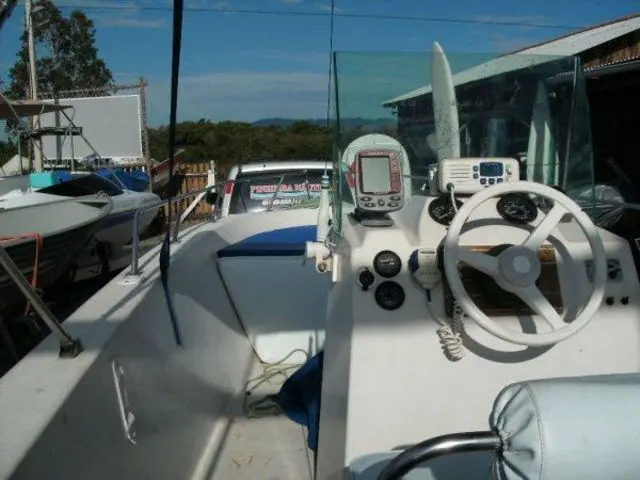 VENDO LANCHA FISH 20 PES COM MOTOR 90HP