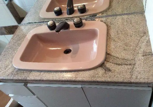 Pia com bancada em granito