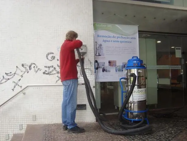 Limpeza e remoção de pichação