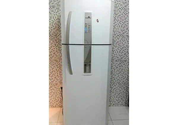 Geladeira continental duas portas com agua na porta