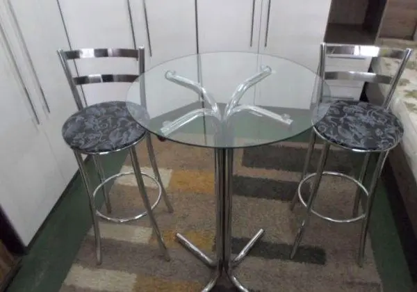 Conjunto mesa bistrô com banquetas