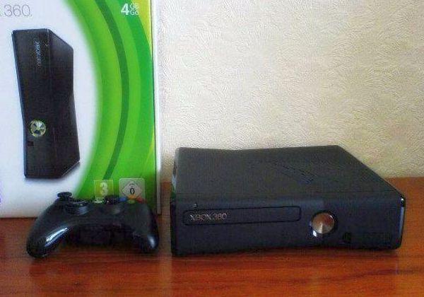Xbox 360 Slim 4GB Desbloq. Console + 105 jogos + 2 Manetes s/ fio + Guitarra + Kinect