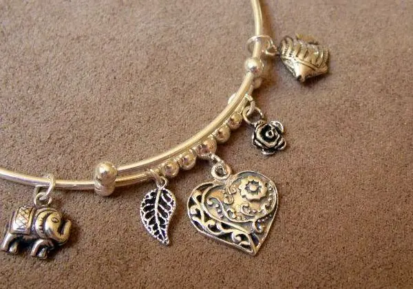 Bracelete Pandora Prata Com 5 Pingentes
