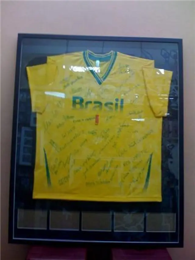 CAMISA SELECAO - CAMISA DE RONALDO FENOMENO DA SELECAO AUTOGRAFADA ENQUADRADA COM MOLDURAS