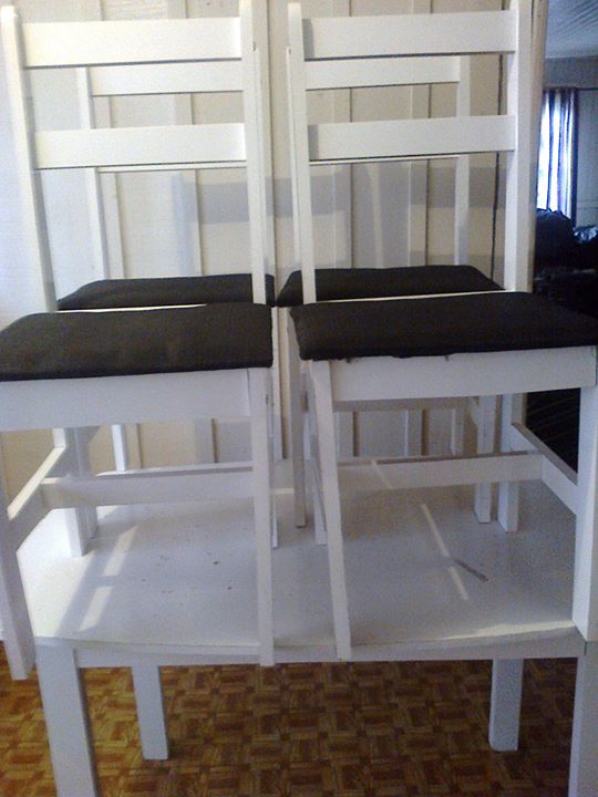 Mesa pequena com 4 cadeiras