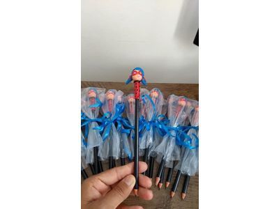 Pessoal estou vendendo estes lindos lápis personalizado da Led Bang feito em biscuit zap 99351-2017