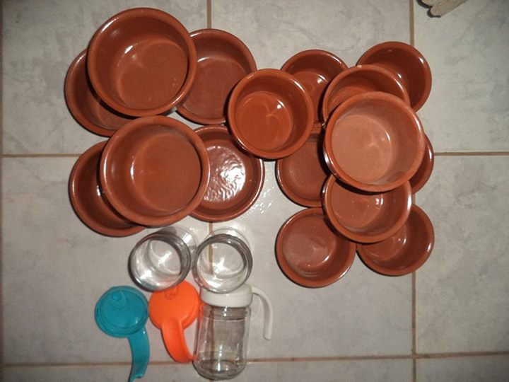 Vasilha de porcelana e jarras de suco
