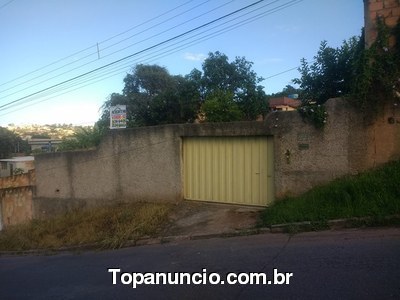 Casa a 1 km do centro de São Joaquim de Bicas por R$140.000, 00