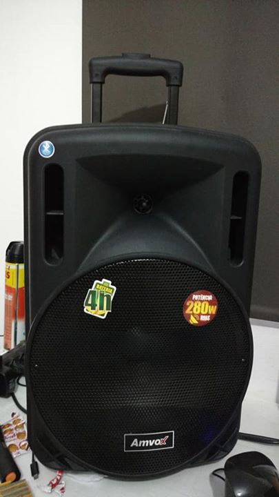 Caixa de som amplificada com FM e USB