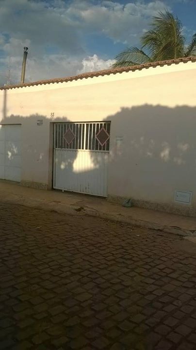 Vende-se ou troca casa na rua João Durval em São Gabriel por uma em Irecê