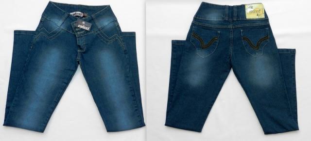 Calças jeans femininas de diversos modelos, cores e tamanhos