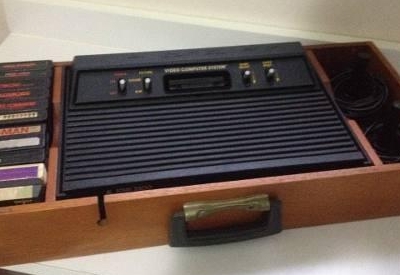 Atari 2600 + 2 Controles + 14 Jogos + Cx madeira