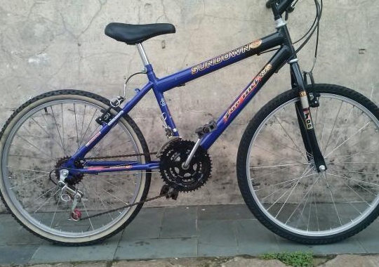 Bicicleta aro 24 azul e preta otima
