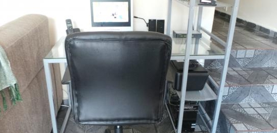 Mesa de computador e cadeira de escritório