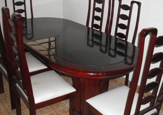 Mesa de jantar de madeira e vidro temperado