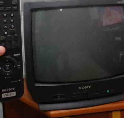 TV 20 SONY c/2 entrada AV e Controle