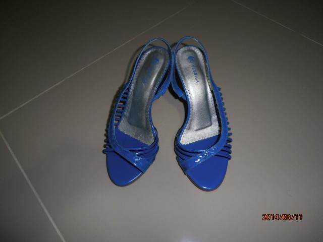 Sandalia azul da moda n35 marca yessica semi nova