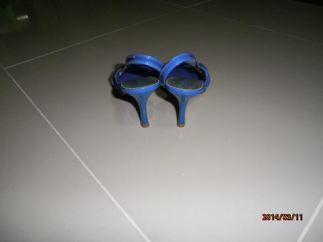 Sandalia azul da moda n35 marca yessica semi nova