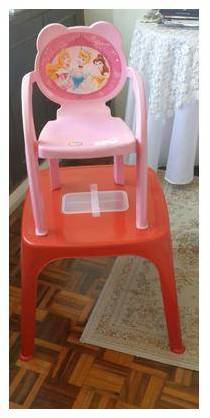 Mesa e uma Cadeira Infantil por 50 reais
