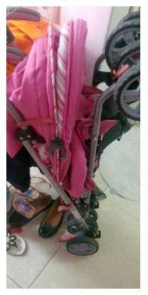 Carrinho de bebe rosa por 170 reais