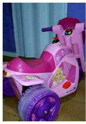 Moto eletrica Barbie por 250 reais