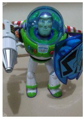 Buzz Lightyear - Boneco Original da Disney por 390 reais