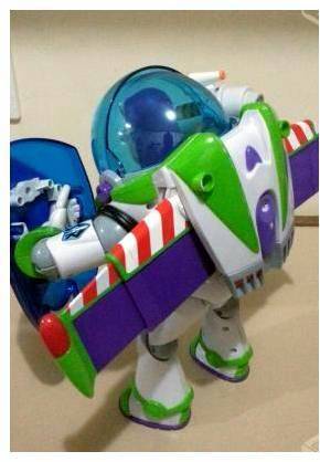 Buzz Lightyear - Boneco Original da Disney por 390 reais