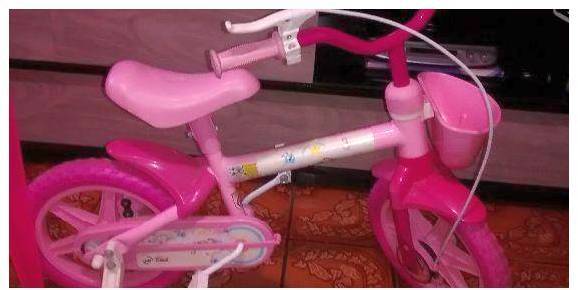 Linda bicicleta rosa e uma cadeirinha por 80 reais