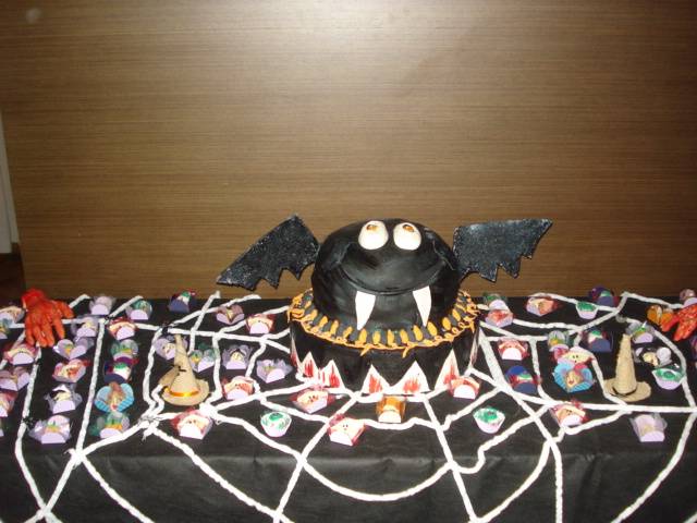 bolo decorado maça do amor decoração cupcake pirulito docinhos modelados halloween