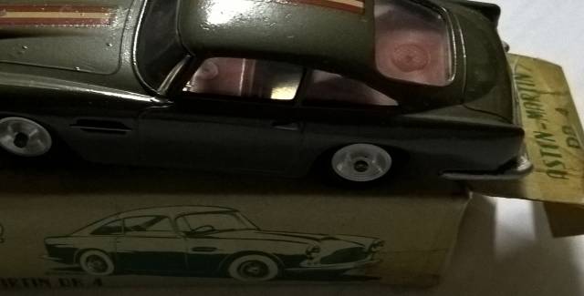 miniatura do carro Aston -Martin modelo DB-4 cor marron