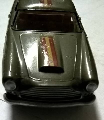 miniatura do carro Aston -Martin modelo DB-4 cor marron