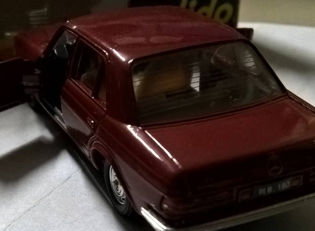 miniatura do carro mercedes bens modelo 280 vermelha