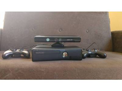 Xbox 360 slim, dois controles e kinect