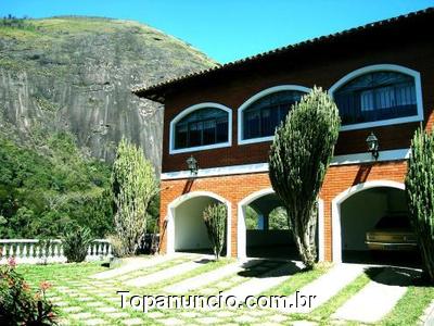 Petrópolis - BR-040 Fazenda Inglesa - Uma bela residência com 3 suítes e demais dependências + Piscina e quadra