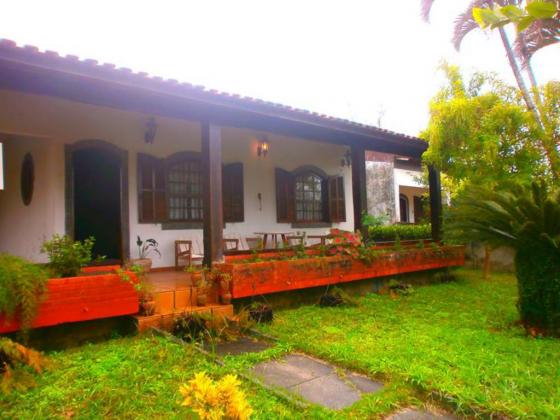 Casa com suíte dois quartos e anexos em Iguabinha, Araruama/RJ