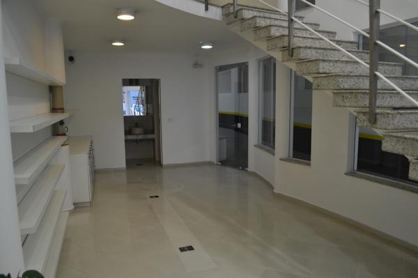 Prédio Comercial 719 m² no Centro de Santo André. 5 pavimentos, sala da diretoria com wc, sala de administração, sala de reunião, 8 banheiros, vestiár
