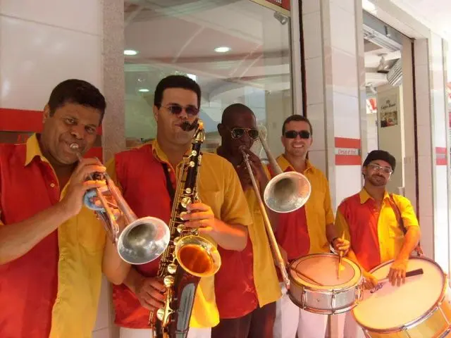 ANIMAÇÃO COM PALHAÇOS, PERNA DE PAU, ANÃO E BANDA DE INAUGURAÇÃO