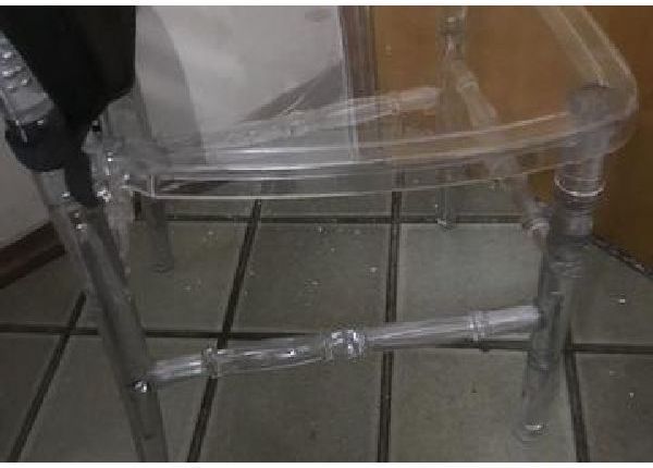 Linda cadeira em acrílico transparente com uma almofadinha - Mesas e cadeiras