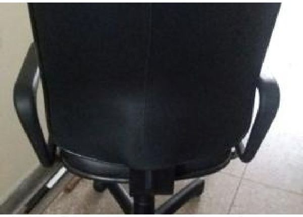 Cadeira presidente couro sintético com rodinhas - Escritório