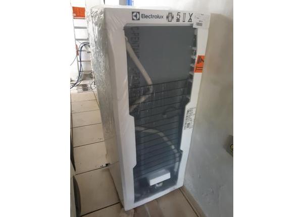 Geladeira/Refrigerador Electrolux 240L RE31 - Branca - Geladeiras e freezers