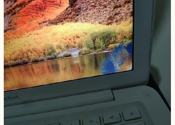 MacBook White 2010 core 2 duo 2.4Ghz 4 gb ddr3 tela com detalhes sem carregador - Notebook e netbook