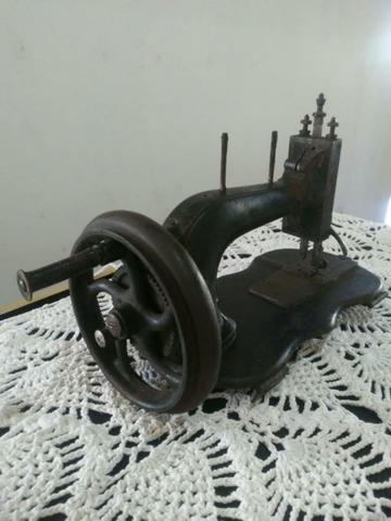 Máquina de costura antiga - Usado