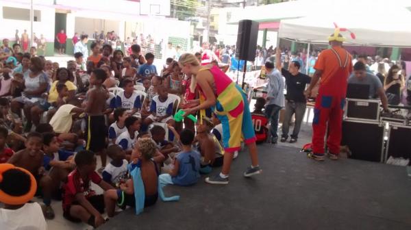 Animadores com uniforme colorido Divertindo crianças e Adultos da sua Festa