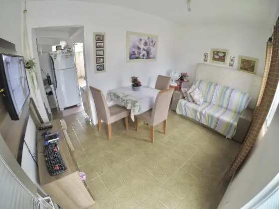 Casa de 02 quartos em condomínio fechado na praia brava