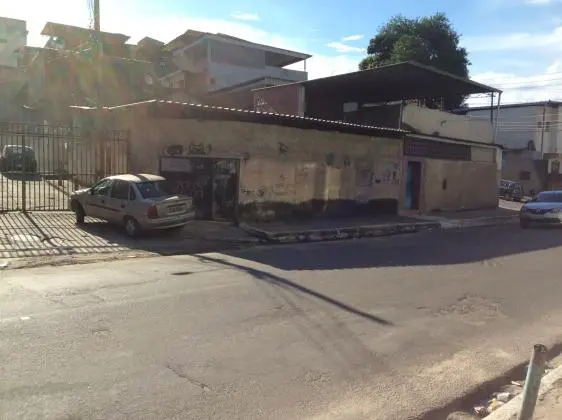 Exelente  ponto comercial de esquina com casa de 3 quartos