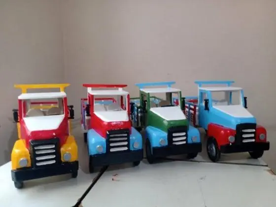 Brinquedos em madeira pura