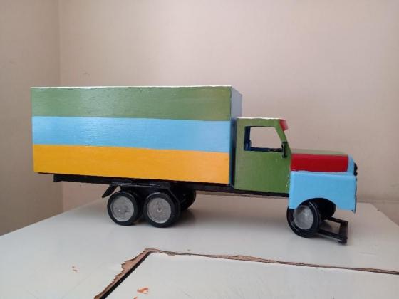 Caminhão Carroceria Baú de brinquedo em madeira