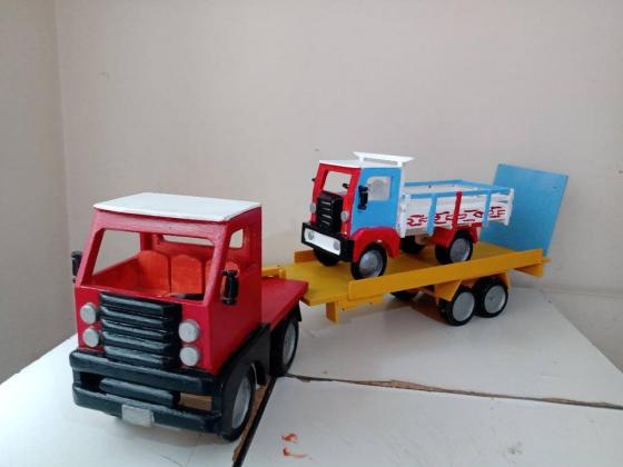 Caminhão Prancha Auto Socorro e Transporte + Caminhão Cabine Cara-Chata de brinquedo em madeira